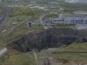 Провал поверхности, фото с сайта sbras.nsc.ru Провал поверхности, фото с сайта sbras.nsc.ru