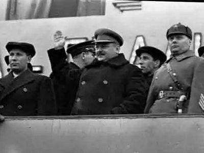 Жданов (в центре) на трибуне, 1939 г. Источник - http://img-fotki.yandex.ru/ Жданов (в центре) на трибуне, 1939 г. Источник - http://img-fotki.yandex.ru/