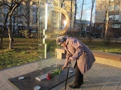 У памятника рублю в Сыктывкаре. Фото: pikabu.ru У памятника рублю в Сыктывкаре. Фото: pikabu.ru