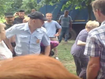 Противники стройки Северо-Восточной хорды и полиция. Фото: скриншот Каспаров.Ru Противники стройки Северо-Восточной хорды и полиция. Фото: скриншот Каспаров.Ru