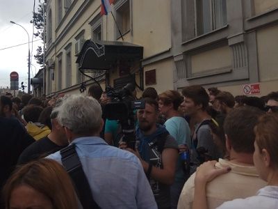 Люди у суда в поддержку Серебренникова. Фото: Каспаров.Ru Люди у суда в поддержку Серебренникова. Фото: Каспаров.Ru