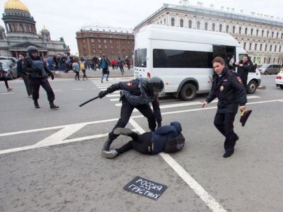 Задержание на акции "Он нам не царь!", 5.5.18, Санкт-Петербург. Фото: tvrain.ru