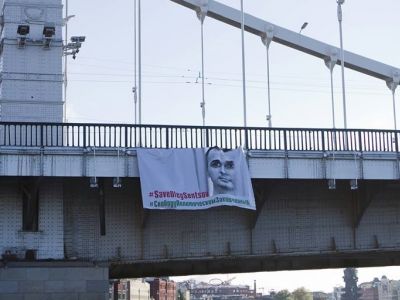 Баннер "Свободу Сенцову и политзаключенным!", Крымский мост, Москва, 8.8.18. Фото: www.facebook.com/victoria.ivlevayorke