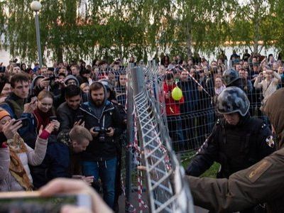 Борьба за сквер. Фото: Сергей Попов, Каспаров.Ru