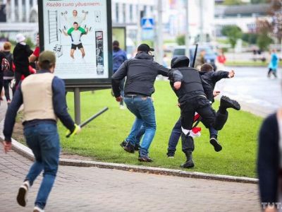 Бандиты в гражданском ("тихари") против участников протестов в Минске, 6.09.2020. Фото: tut.by