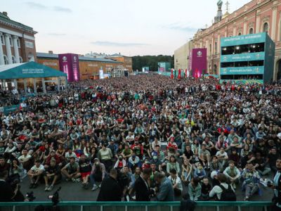 Фан-зона на Конюшенной площади в Петербурге для зрителей матча Россия — Бельгия чемпионата Европы. Фото: Андрей Любимов / РБК