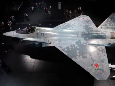 Проект самолета Су-75 "Сheckmate" на авиасалоне МАКС-2021. Фото: newizv.ru Проект самолета Су-75 "Сheckmate" на авиасалоне МАКС-2021. Фото: newizv.ru