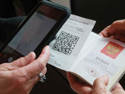 Посетитель предъявляет QR-код при входе в музей-заповедник "Царицыно" в Москве. Фото: Антон Денисов / РИА Новости