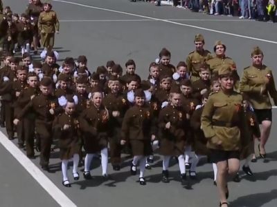 Детсад на параде Победы. Фото: Сергей Горчаков, Каспаров.Ru